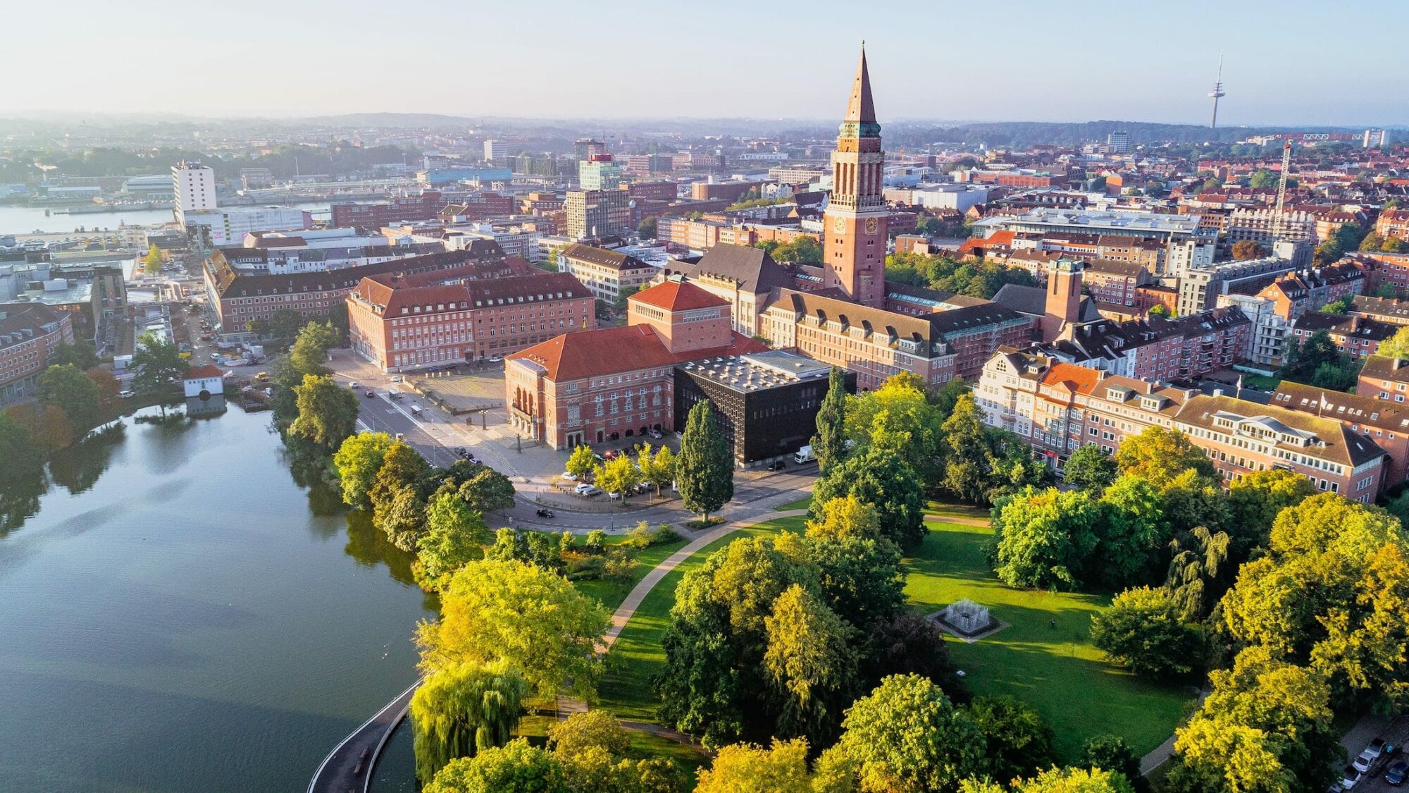 Luftbild von Kiel mit Rathausturm und Kleinem Kiel – Webagentur Kiel